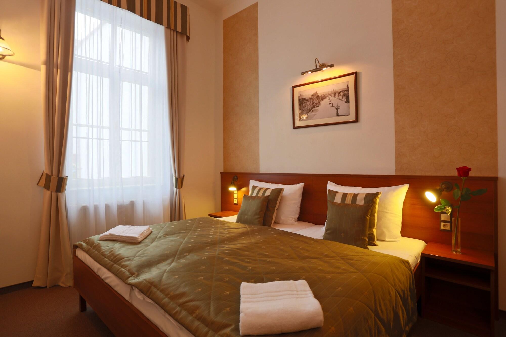 Hotel Svaty Jan ปราก ภายนอก รูปภาพ