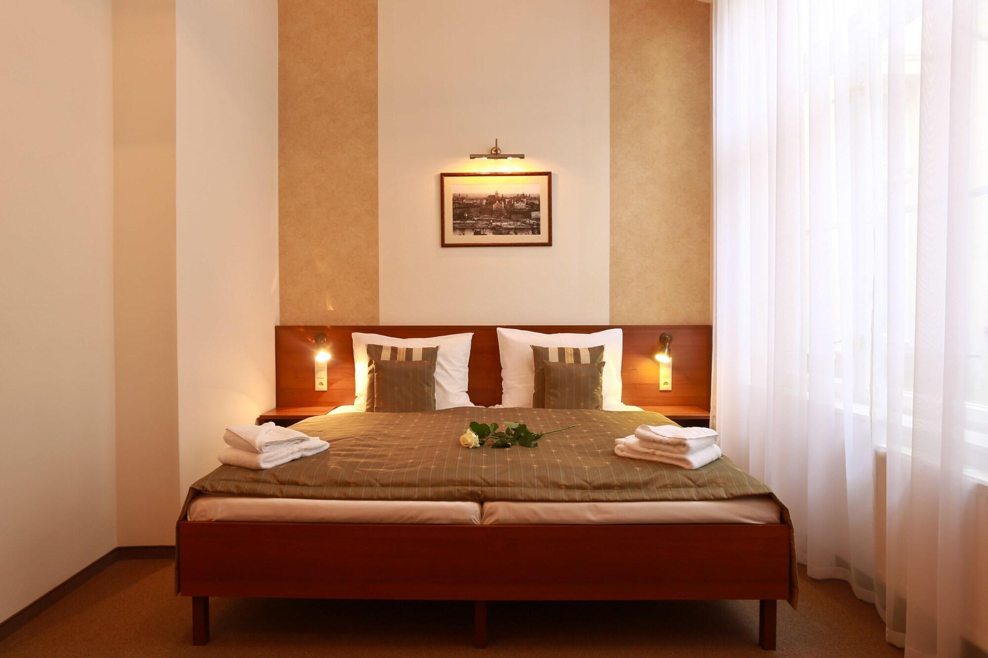 Hotel Svaty Jan ปราก ภายนอก รูปภาพ