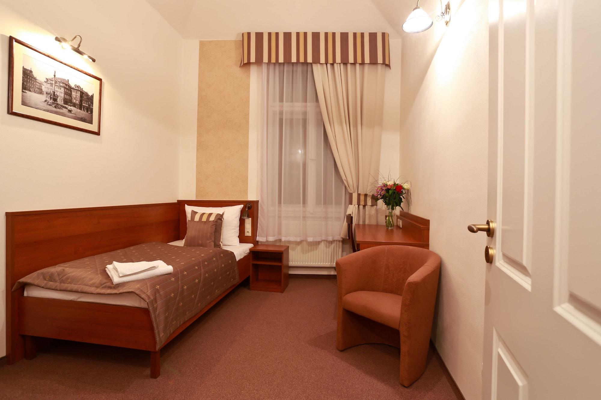 Hotel Svaty Jan ปราก ภายนอก รูปภาพ